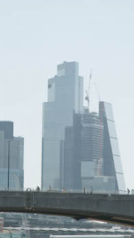 Vertikales-Video-Waterloo-Bridge-Pendlerverkehr-Skyline-Der-Stadt-London